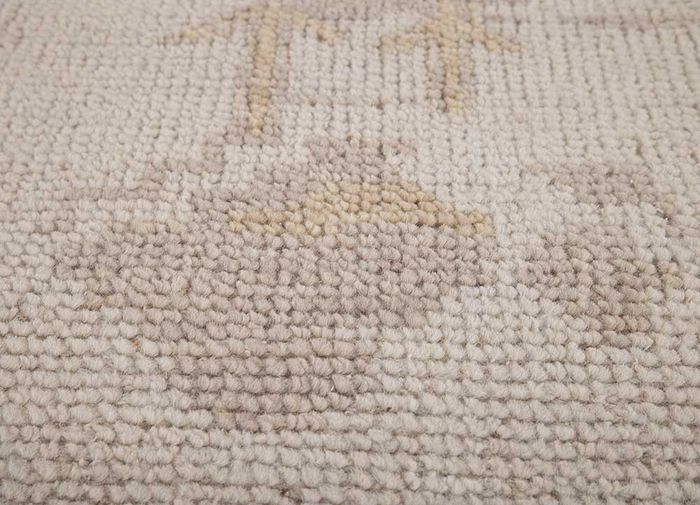 manifest ivory wool hand knotted Rug - CloseUp