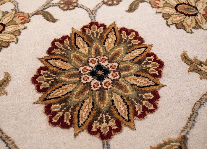 aurora ivory wool and silk hand knotted Rug - CloseUp