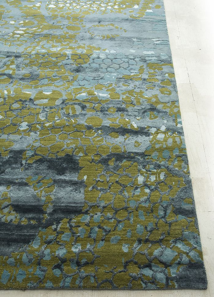 pansy green wool and viscose hand knotted Rug - Corner