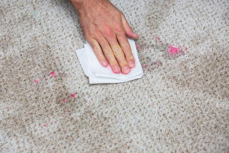 Cleaning a stain on the rug with vinegar and water