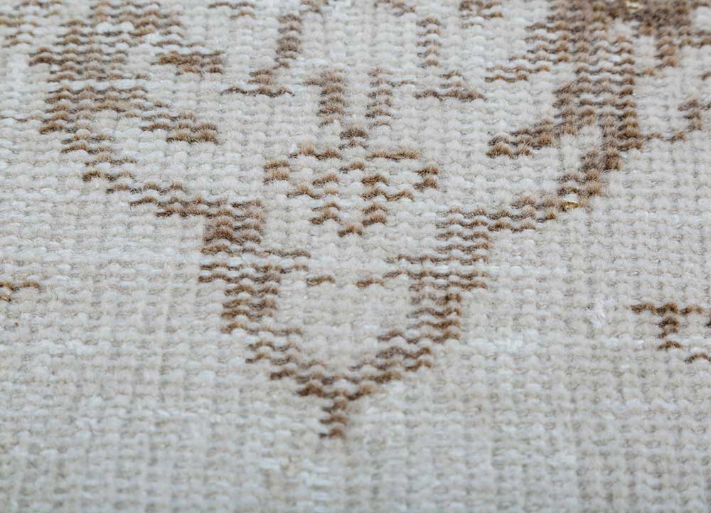 vintage ivory wool hand knotted Rug - CloseUp