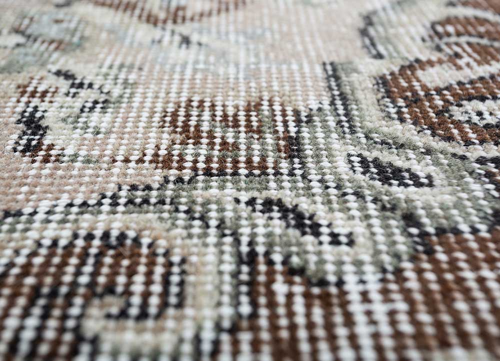 vintage beige and brown wool hand knotted Rug - CloseUp