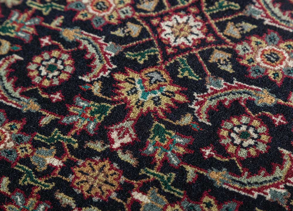 amani  wool hand knotted Rug - CloseUp