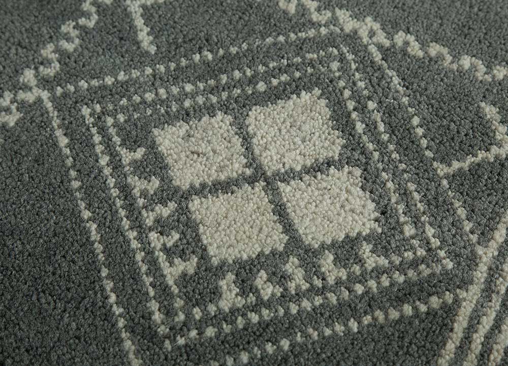 clan grey and black wool hand knotted Rug - CloseUp