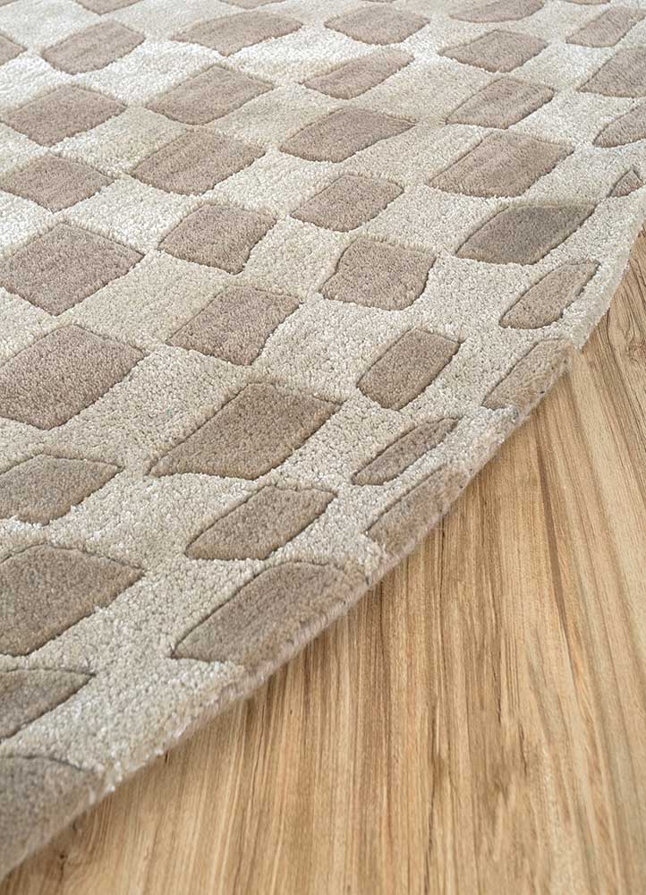 cascade gold wool and viscose hand tufted Rug - Corner